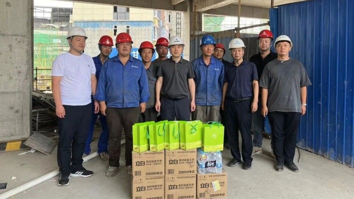 【夏送清涼】裝備公司領(lǐng)導(dǎo)班子成員深入一線開展夏送清涼慰問活動